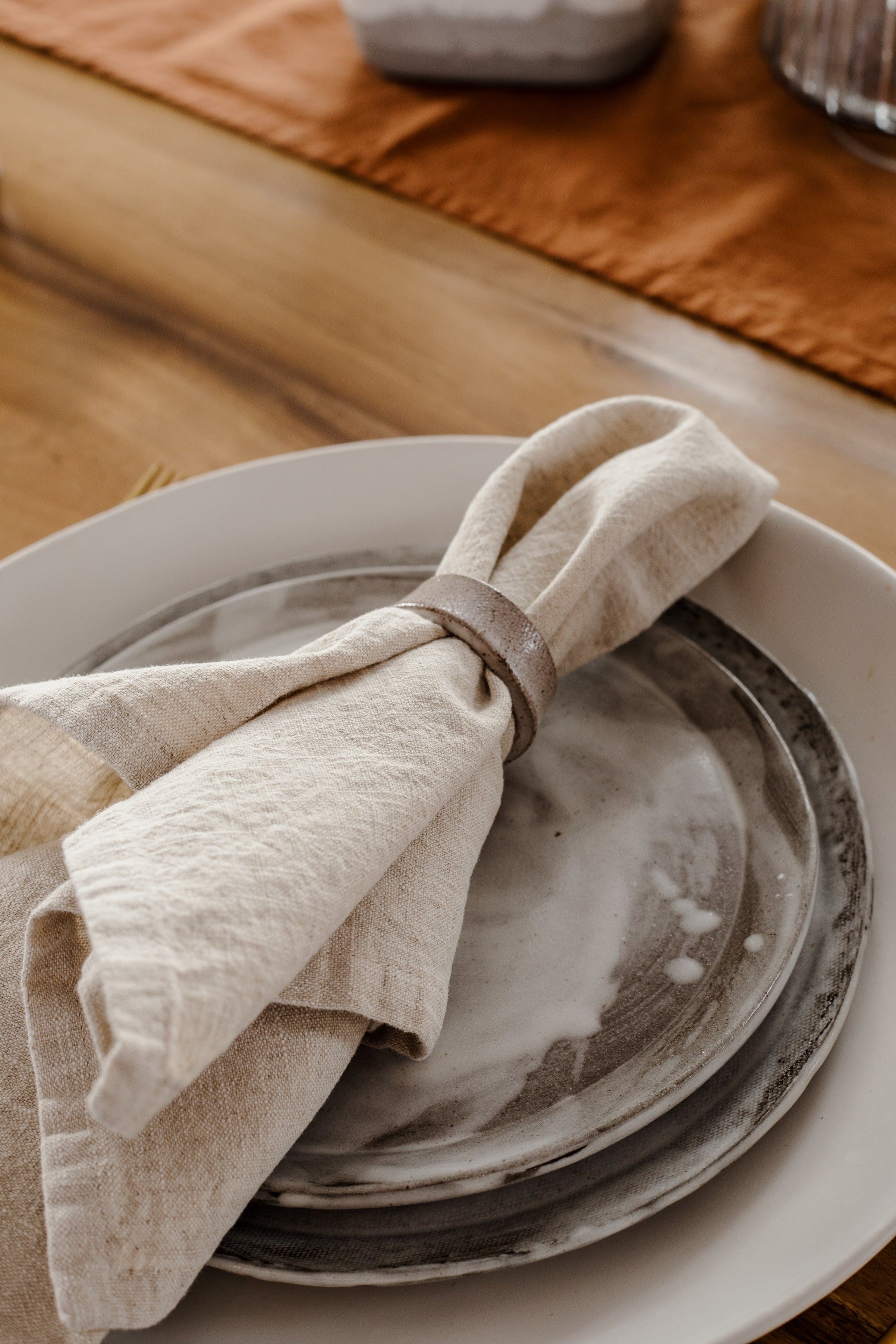 ARTIST FEATURE || Clay People Napkin Rings x Linen Napkins - cedarandvine