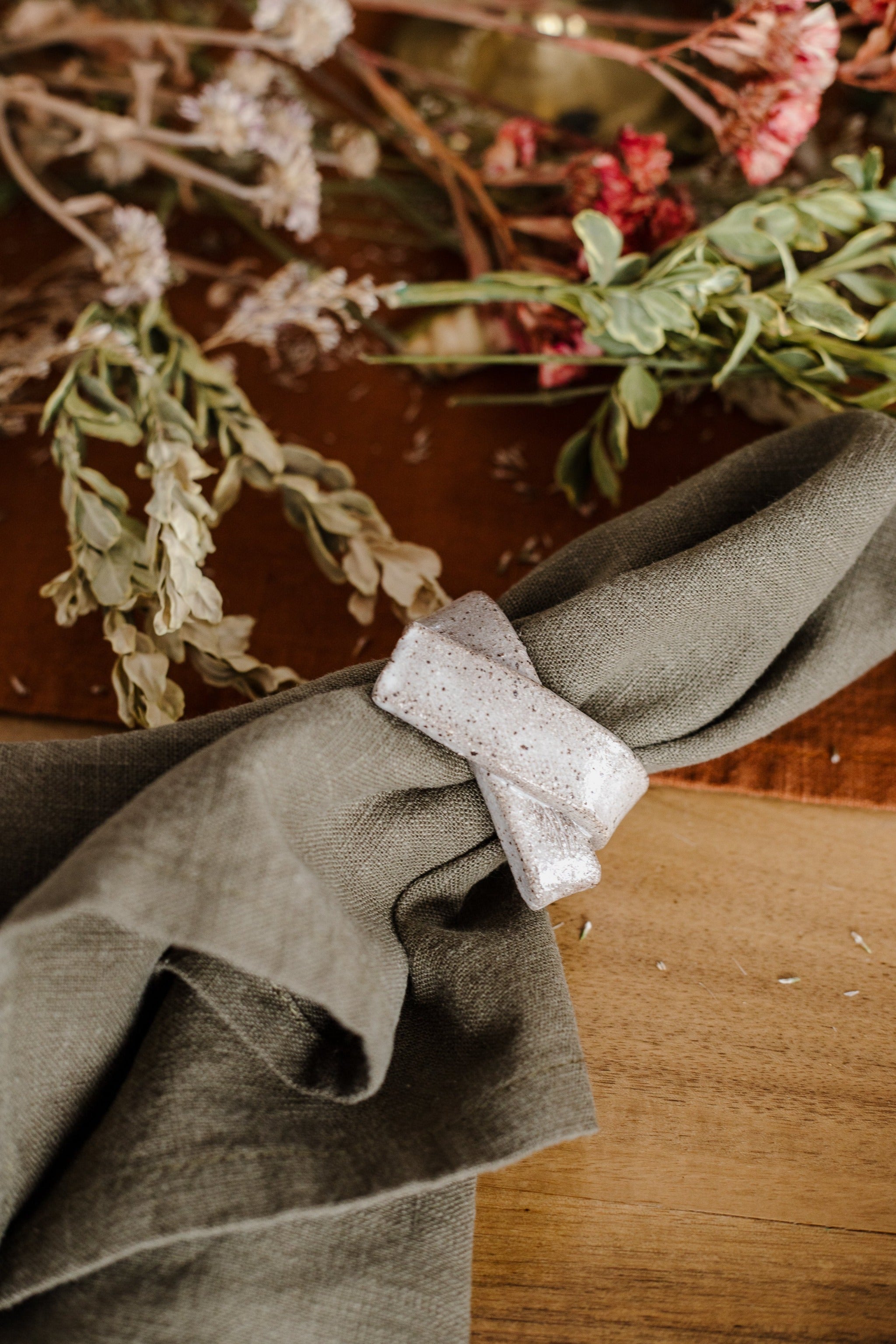 ARTIST FEATURE || Clay People Napkin Rings x Linen Napkins - cedarandvine