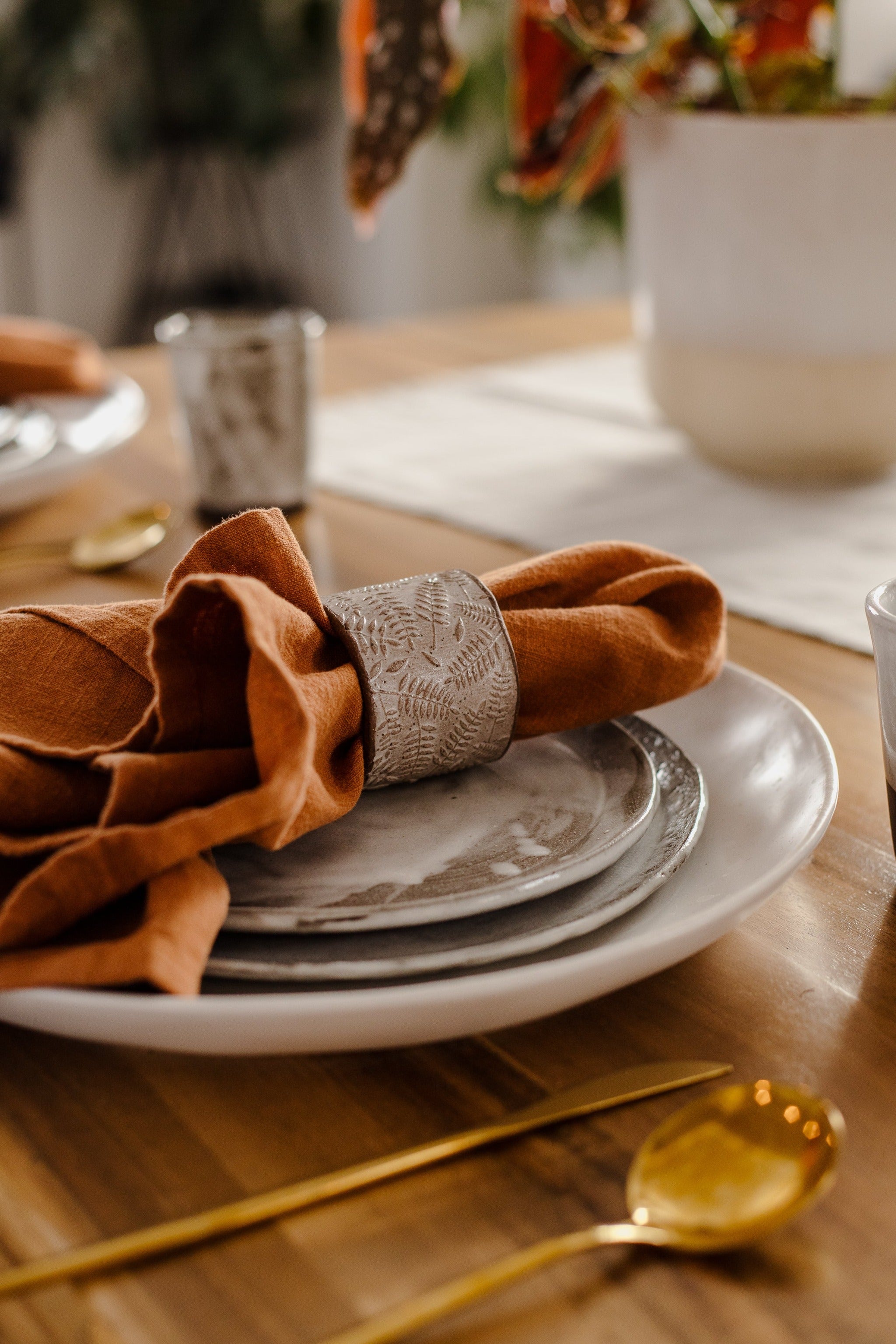 ARTIST FEATURE || Clay People Napkin Rings x Linen Napkins - cedarandvine